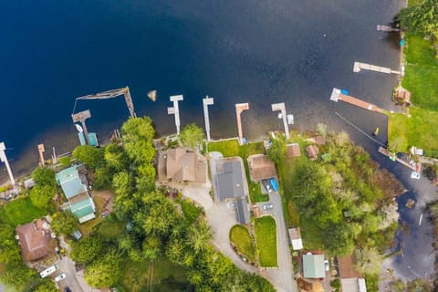 Idyllic Lakeside Getaway - Hidden Gem Casa in Everett