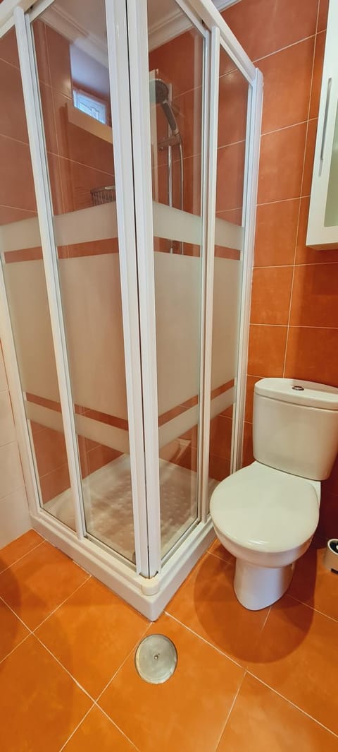 Shower, Toilet