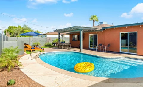 Patio, Swimming pool, sunbed