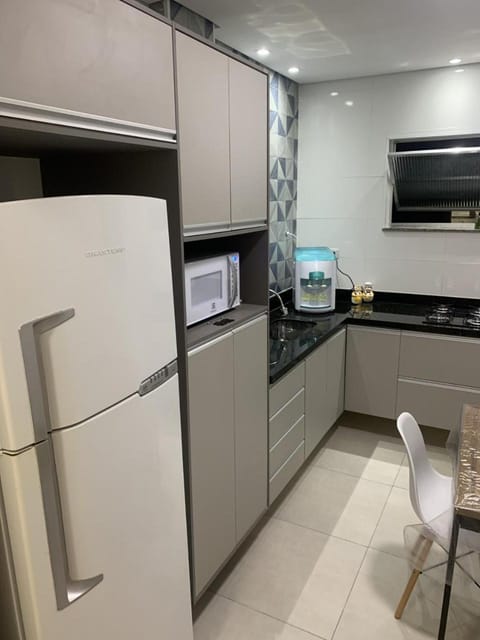 Kitchen or kitchenette, Dining area, minibar, oven, stove