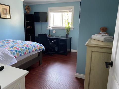 Jane's private rooms with shared washroom Bed and Breakfast in Surrey