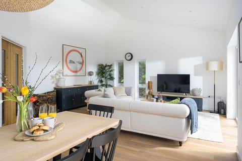 Communal lounge/ TV room, TV and multimedia, Living room, Seating area