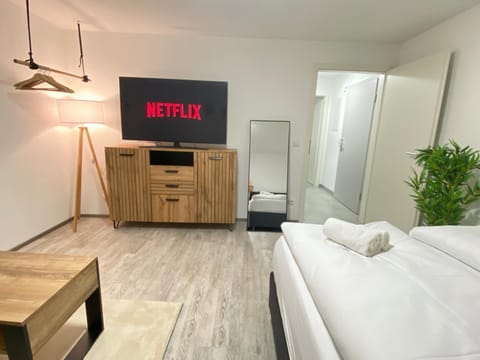 Bed, TV and multimedia, Photo of the whole room, Bedroom, wardrobe