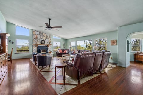 Heavenly Hilltop - 3-Level Home with Game Room home Casa in Groveland