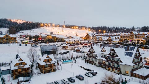 Property building, Nearby landmark, Day, Neighbourhood, Natural landscape, Bird's eye view, Winter, City view, Mountain view, Street view, Parking