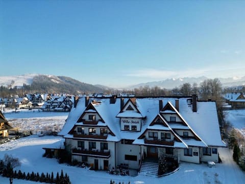 Property building, Day, Natural landscape, Winter, Mountain view