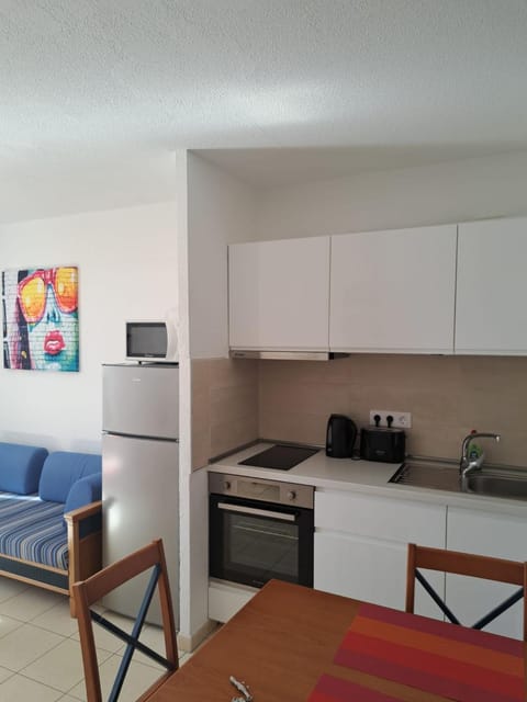 Kitchen or kitchenette, Dining area, minibar, stove, toaster