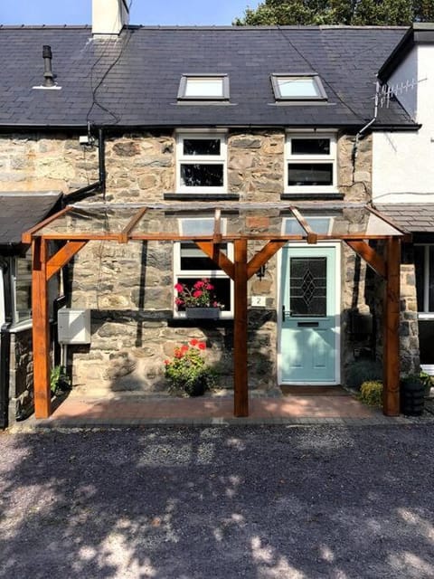 Cosy 19th C Cottage, Nr Betws-Y-Coed, Snowdonia House in Bro Garmon