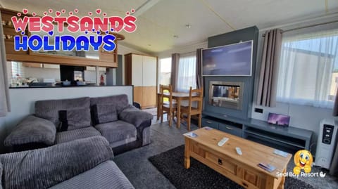 3 Bedroom Caravan at Seal Bay Resort Casa in Selsey