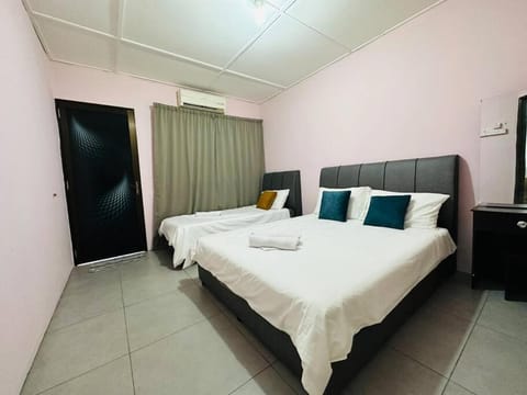 Ipoh Simple Comfortable Family 3R2B 7-9pax SY20 Casa in Ipoh