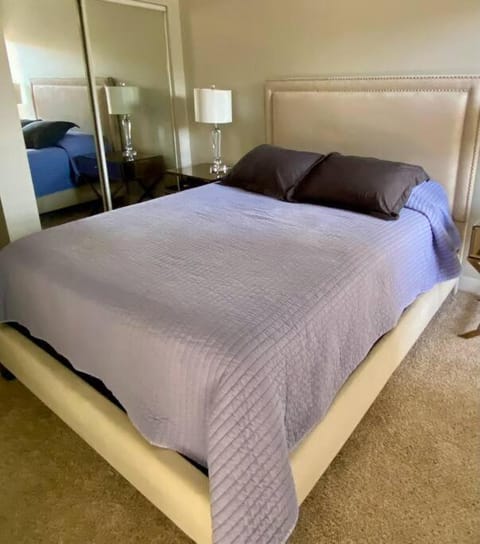 Your home away from home! Condo in Burbank