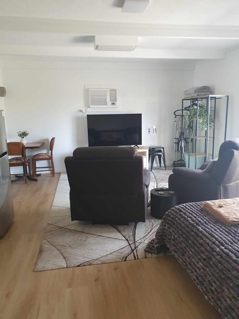 Tranquil Studio Apartment Just 3km from Port Pirie Condo in Port Pirie