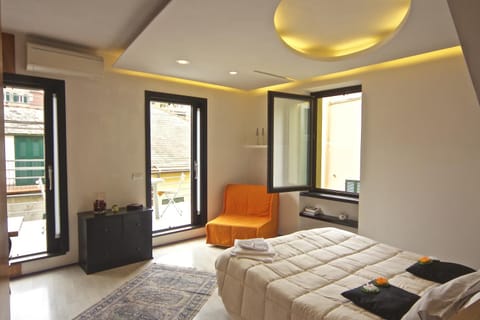 Shower, Toilet, Nearby landmark, Restaurant/places to eat, Restaurant/places to eat, Day, Neighbourhood, Natural landscape, Fishing, Balcony/Terrace, Balcony/Terrace, Kitchen or kitchenette, Living room, Dining area, Beach, Hiking, City view, Sea view, Supermarket/grocery shop, Shopping Area, Certificate/Award