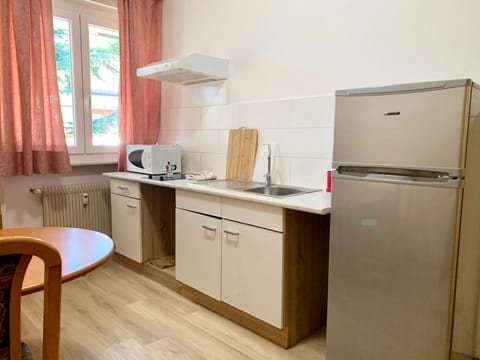 Coffee/tea facilities, Kitchen or kitchenette, Dining area