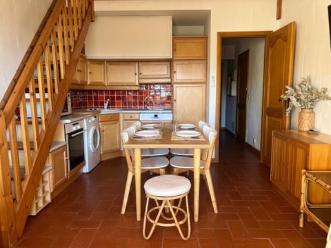 Kitchen or kitchenette, Dining area, dishwasher, minibar, pet friendly, stove