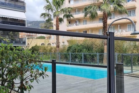 150 m plage, piscine, clim, parking privé, entre Monaco & Menton, calme & Luxe assuré ! Condo in Roquebrune-Cap-Martin