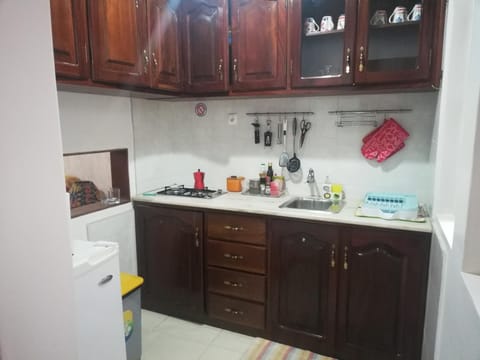 Kitchen or kitchenette, minibar, stove, toaster