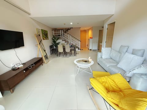 Communal lounge/ TV room, TV and multimedia, Living room, Seating area, Evening entertainment