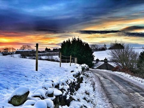 Cozy rural lodge, amazing views close to Holmfirth Chalet in Borough of Barnsley