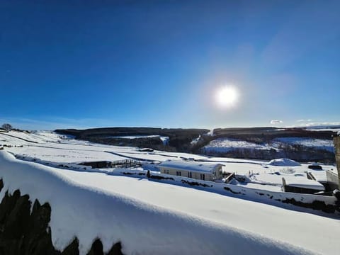 Cozy rural lodge, amazing views close to Holmfirth Chalet in Borough of Barnsley