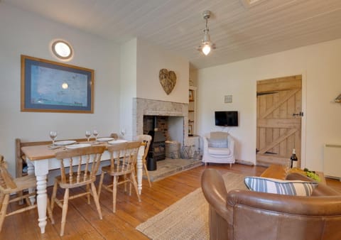 No 4 Armstrong Cottage Isobel Casa in Bamburgh