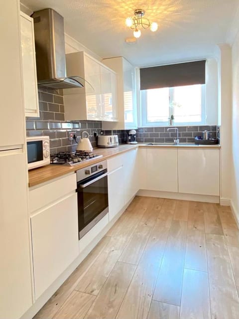 3 bedroom - 2 bathroom Townhouse in Corstorphine Near Murrayfield Stadium - Direct Bus To Edinburgh City Centre in 20 Minutes - Two Private Parking Spaces - Private Sunny Garden - Recently Refurbished House in Edinburgh