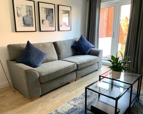 3 bedroom - 2 bathroom Townhouse in Corstorphine Near Murrayfield Stadium - Direct Bus To Edinburgh City Centre in 20 Minutes - Two Private Parking Spaces - Private Sunny Garden - Recently Refurbished House in Edinburgh