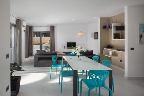 Living room, Seating area, Dining area