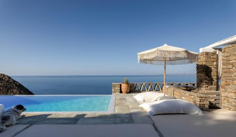 Waterfront villa with a swimming pool, sea view and direct access to the sea Villa in Kea-Kythnos