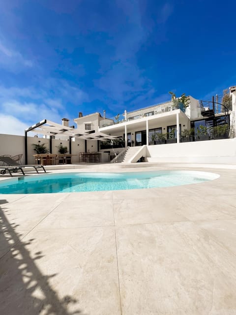 Property building, Day, Pool view, Swimming pool, sunbed