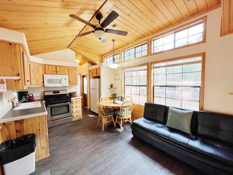 Sally's Cabin is a quaint two bedroom tiny home Casa in Woodland Park