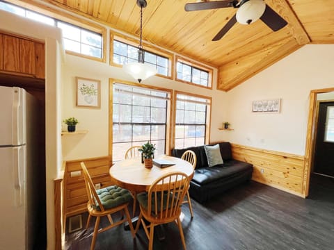 Sally's Cabin is a quaint two bedroom tiny home Casa in Woodland Park