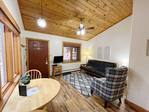 Columbine B Cabin Suite Bed and Breakfast in Woodland Park
