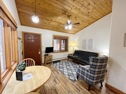 Columbine B Cabin Suite Bed and breakfast in Woodland Park