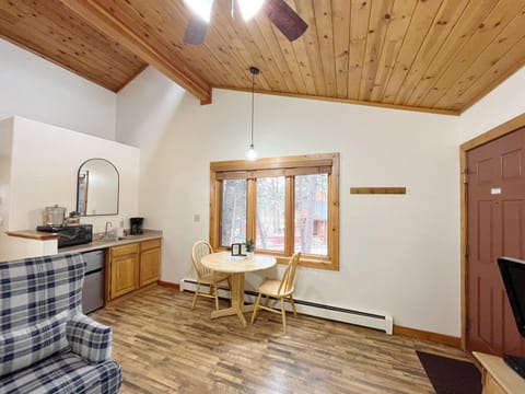Columbine B Cabin Suite Bed and breakfast in Woodland Park