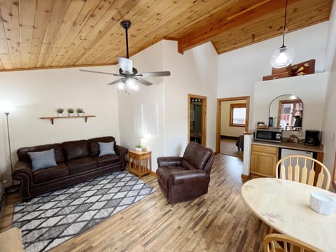 Ponderosa B Cabin Suite Bed and breakfast in Woodland Park