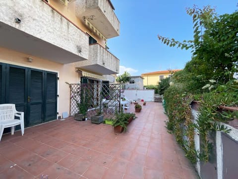 Property building, Patio, Day, Balcony/Terrace, Garden view