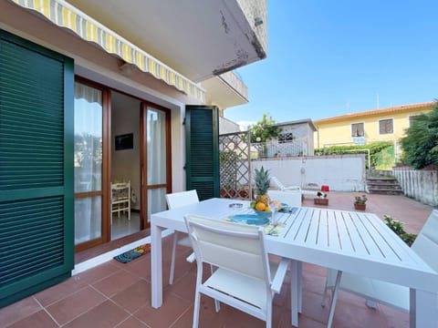Property building, Patio, Day, Balcony/Terrace, Dining area