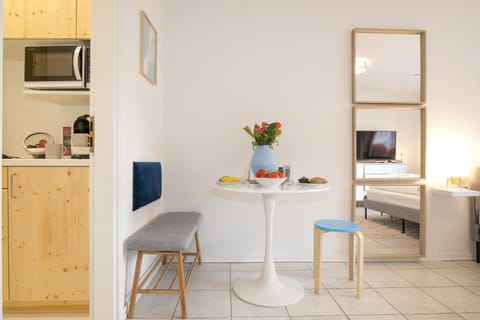 Kitchen or kitchenette, Dining area, minibar, pet friendly