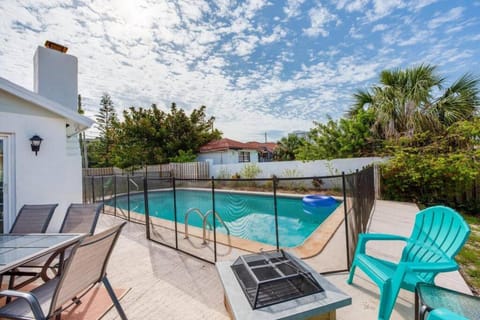 Large pool home and blocks away from the beach Maison in South Daytona