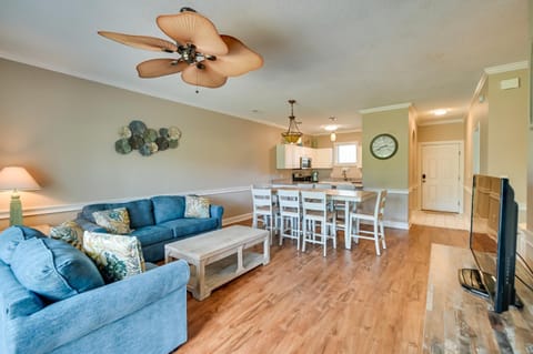 Bright Myrtle Beach Condo on Golf Course with Pool! Appartamento in Carolina Forest