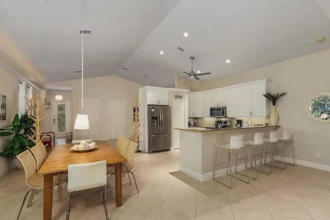 Modern Pool Home-Beach & Mercato about 0.5 mile! House in Naples Park