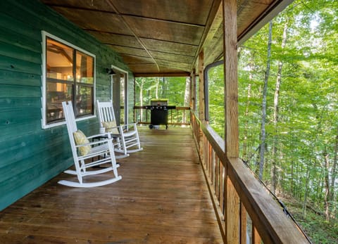 Lakeside Mountain Oasis - 3 Bedroom Cabin with Outdoor Hot Tub Chalet in Nantahala Lake