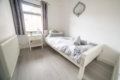 Cheerful 3-Bedroom home with free street Parking Apartamento in Belfast