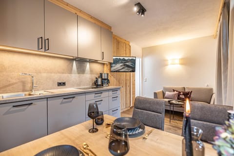 TV and multimedia, Kitchen or kitchenette, Living room, Seating area, Dining area, stove