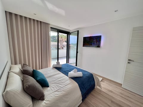 Bed, TV and multimedia, Bedroom