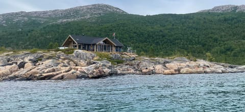 Ny hytte med sjøen. Fantastisk utsikt. Lofoten Villa in Nordland, Norway