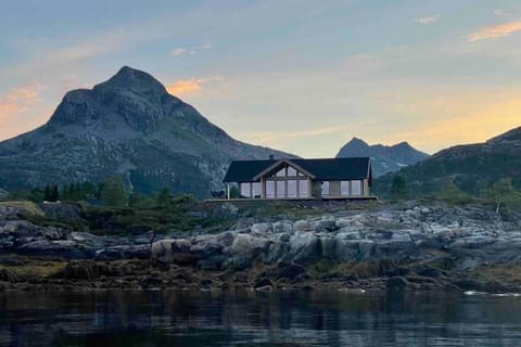 Ny hytte med sjøen. Fantastisk utsikt. Lofoten Villa in Nordland, Norway
