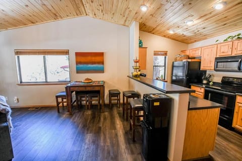 Rodeo Cabin in the pines, 5 minutes away restaurants, and lakes and hiking House in Show Low