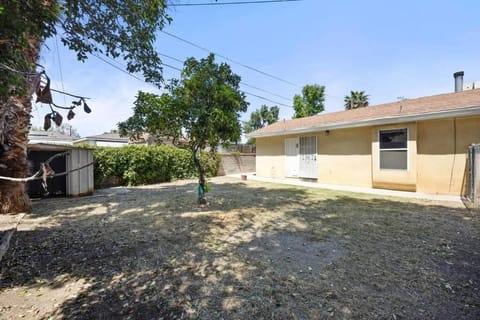 ~New~ Bright and Spacious Back House Eigentumswohnung in Bakersfield